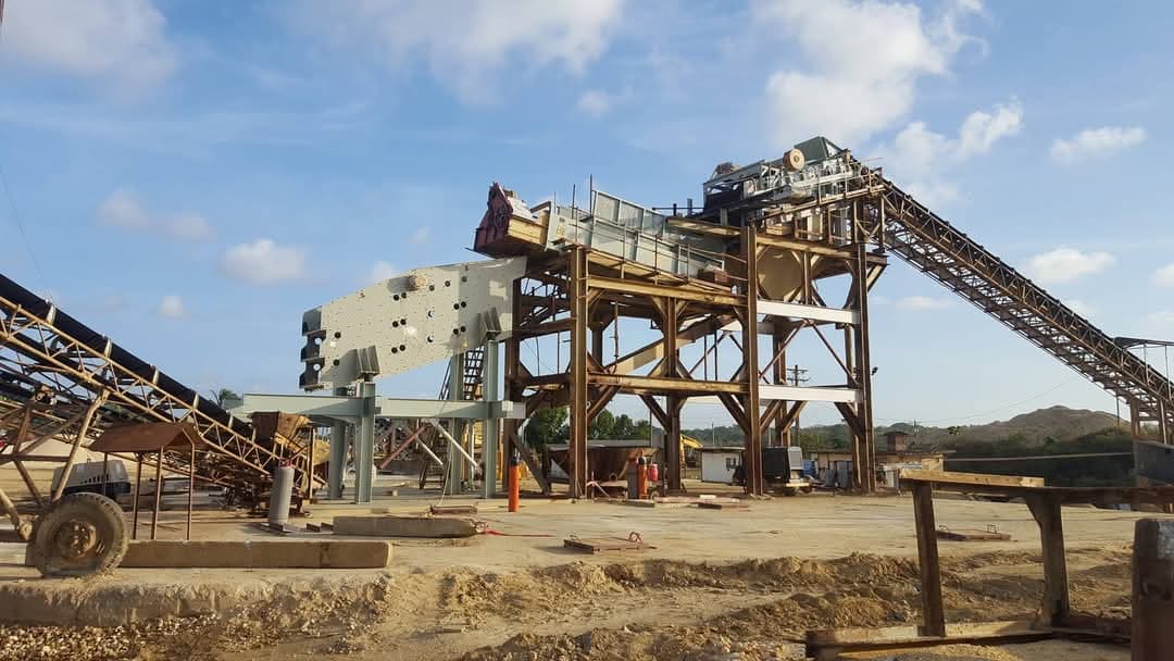 Steel-framed screening plant with feed conveyors on a quarry site